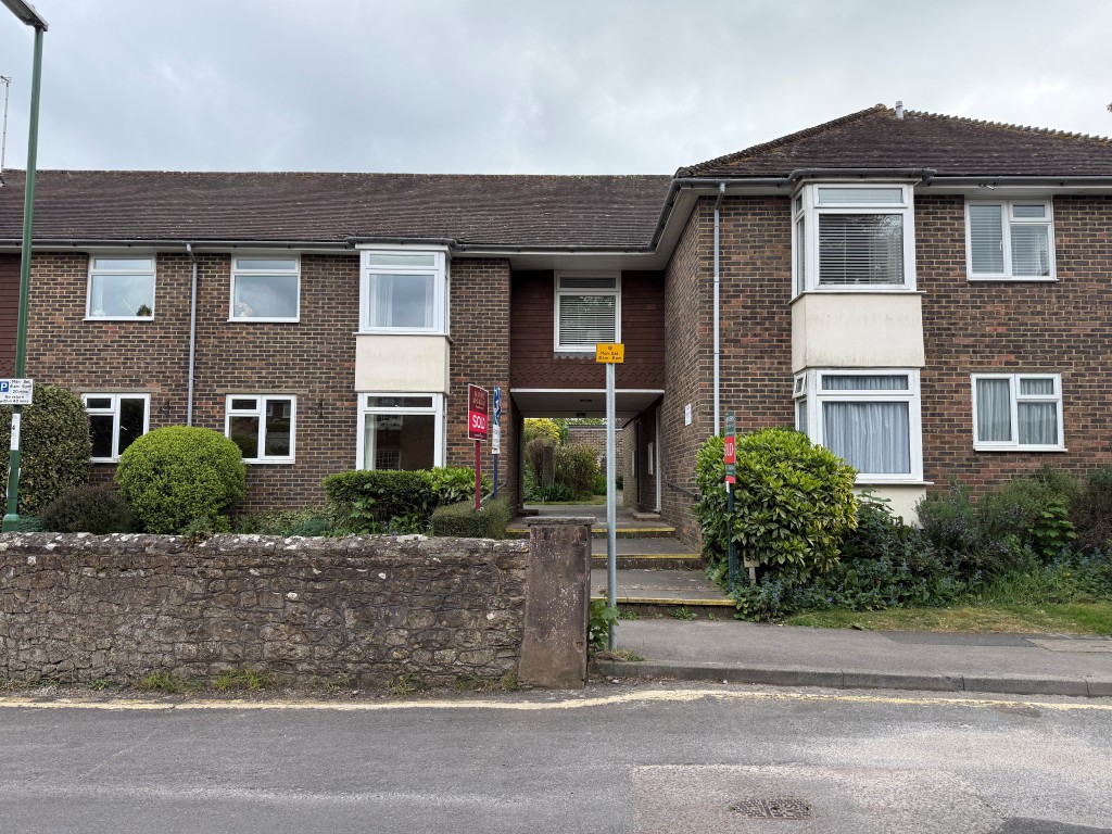 Lot: 88 - GROUND FLOOR FLAT WITH GARAGE IN NEED OF UPDATING - View of Manor Court from Church Street